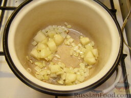 Крем-суп из цветной капусты: В кастрюле, в которой будет вариться суп, разогреть оливковое (или другое растительное масло). Выложить и прогреть в масле лук и картофель (2-3 минуты).