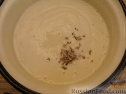 Крем-суп из цветной капусты: Добавить в крем-суп из цветной капусты соль и молотый черный перец. Перемешать.