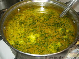 Суп с фрикадельками и вермишелью: Добавить в суп вермишель. Варить суп с фрикадельками и вермишелью 3-5 минут. Помыть и нарезать мелко зелень. Перед подачей супа добавить в него зелень.