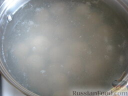 Суп с фрикадельками и вермишелью: Вскипятить 2,5 л воды. Посолить. В кипящую воду бросить фрикадельки. Варить 10 минут.