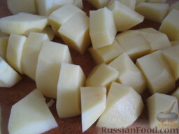 Суп с фрикадельками и вермишелью: Очистить, помыть и нарезать картофель.