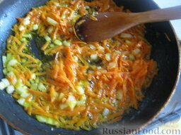 Суп с фрикадельками и вермишелью: Разогреть сковороду, налить растительное масло. В разогретое масло выложить лук и морковь. Обжарить, помешивая, на среднем огне 3-5 минут.