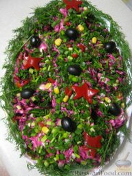 Салат “Селедка под шубой” (новогодний вариант): Украсить салат “Селедка под шубой” с яблоком по своему вкусу. Дать настояться в холодильнике.    Салат 