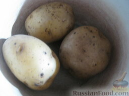 Салат “Селедка под шубой” (новогодний вариант): Отварить картофель в мундире до готовности.