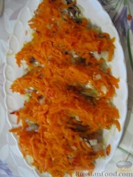 Салат “Селедка под шубой” (новогодний вариант): На лук выложить морковь, смазать майонезом.