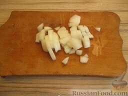 Тортилья (картофельная запеканка по-испански): Лук нарезать, мелко или полукольцами - как душа желает.