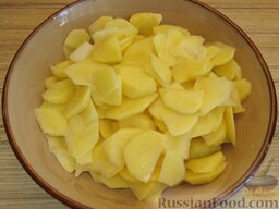 Тортилья (картофельная запеканка по-испански): Картофель нарезать тонкими (мелкими) ломтиками.