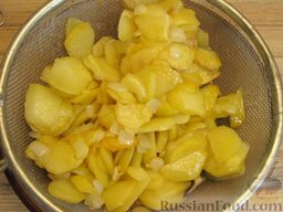 Тортилья (картофельная запеканка по-испански): Вынуть чеснок. Затем переложить картофель с луком в дуршлаг, чтобы стекло лишнее масло. Оставить на 5 минут.