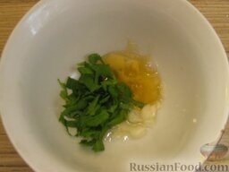 Салат с креветками и помидорами: Соединяем чеснок, половину петрушки, мед, соль и сок лайма. Тщательно перемешиваем.