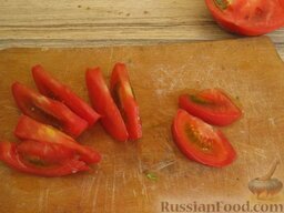 Салат с креветками и помидорами: Помидор режем тонкими дольками.