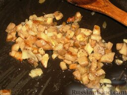 Яичница с ветчиной и грибами в помидоре: Обжарить грибы с луком. Посолить и поперчить.