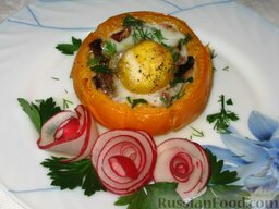 Яичница с ветчиной и грибами в помидоре: Готовая яичница с ветчиной и грибами в помидоре.   Приятного аппетита!