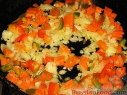 Гуляш из белых грибов: Разогреем в глубокой сковороде масло и поочередно, с интервалом в 2 минуты, будем добавлять овощи: лук, морковь, перец, грибы сухие. Потушим все вместе на умеренном огне 5-7 минут.