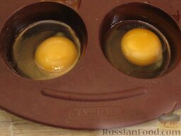 Мини-бургеры с запеченным яйцом: Как приготовить горячие бутерброды с яйцом и сыром:    Духовку разогреть до 220 градусов.  Форму для маффинов смазать растительным маслом. В каждую формочку аккуратно разбить яйцо.  Запекать яйца в духовке до готовности. У меня это заняло 30 минут.