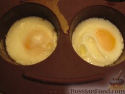 Мини-бургеры с запеченным яйцом: Готовые запеченные яйца вынуть из духовки.