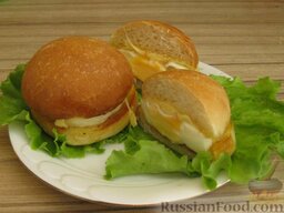 Мини-бургеры с запеченным яйцом: Горячие бутерброды с яйцом и сыром подавать с зеленью.    Приятного аппетита!