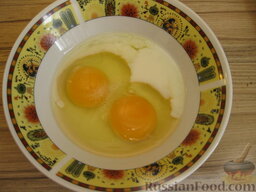 Омлет с морепродуктами: Яйца смешать с молоком.