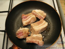 Айнтопф со свиными ребрами: Как приготовить айнтопф:    На сковороде разогреть растительное масло. Свиные ребра (мясные) обжарить на сильном огне со всех сторон. Общее время жарки около 10 минут.