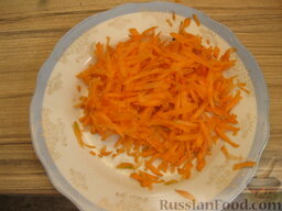 Айнтопф со свиными ребрами: Очистить и вымыть одну морковь. Натереть ее на крупной терке.