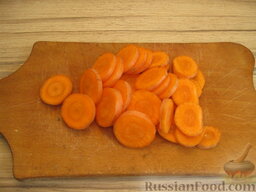 Айнтопф со свиными ребрами: Вторую морковь очистить и нарезать кружочками.    Картофель очистить и нарезать.