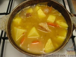 Айнтопф со свиными ребрами: Выложить в суп морковь. Варить 10 минут. Затем выложить картофель и варить еще 15 минут.