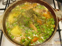 Айнтопф со свиными ребрами: Последними в суп выложить зеленый горошек и спаржевую фасоль (у меня были замороженные). Посыпать пряными травами. Варить айнтопф еще 5 минут.