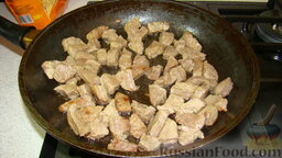 Тыква в духовке: Мясо нарезать небольшими кубиками. На разогретом масле, на сильном огне обжарить мясо до образования корочки, часто мешать. Обжаренное мясо выложить в мисочку.
