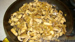 Тыква в духовке: Обжарить лук на этом же масле, добавить грибы. Жарить на сильном огне, часто помешивая, до испарения жидкости. Выложить в мисочку.