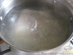 Супчик куриный с гречкой: Как приготовить суп куриный с гречкой:    Курицу вымыть и сварить в 2,5 л воды до готовности (около 30 минут).