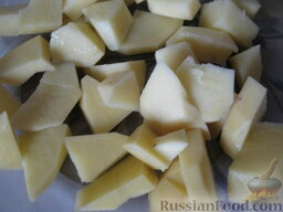 Супчик куриный с гречкой: Тем временем очистить, помыть и нарезать кубиками картофель.