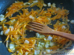 Супчик куриный с гречкой: Разогреть сковороду, налить растительное масло. В горячее масло выложить лук и морковь. Обжарить на среднем огне.