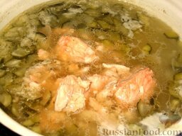 Калья: Рыбу освободить от кожицы и костей.  Вкинуть в суп рыбное филе, порезанные огурцы. Варить 20 минут. Влить огуречный рассол, лимонный сок. Посолить по вкусу, добавить специи. Довести до кипения и поварить суп калья 3 минуты.
