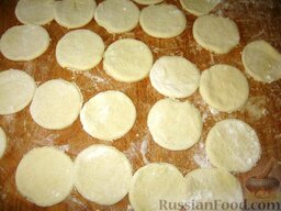 Вареники с картофелем и грибами: Раскатать тесто и вырезать кружочки.