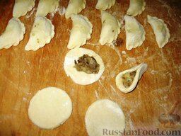 Вареники с картофелем и грибами: На середину каждого кружочка положить начинку и залепить вареник.