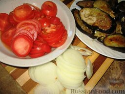 Свинина, запеченная с баклажанами: Нарезать кружочками лук и помидоры.
