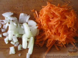 Постные щи из квашеной капусты с картофелем: Очистить и помыть репчатый лук и морковь. Морковь натереть на крупной терке. Лук нарезать кубиками.