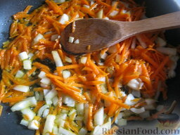 Постные щи из квашеной капусты с картофелем: В сковороду налить масло. В разогретое масло выложить лук и морковь. Тушить, помешивая, на среднем огне 2-3 минуты.