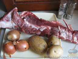 Жаркое из свиных ребрышек: Продукты для жаркого из свиных ребрышек перед вами.