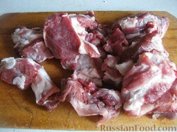Жаркое из свиных ребрышек: Как приготовить жаркое из свиных ребрышек:    Мясо вымыть и обсушить. Разрезать на порционные кусочки.