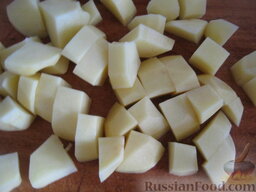Жаркое из свиных ребрышек: Тем временем очистить, помыть картофель. Нарезать кубиками.