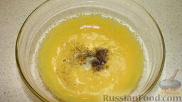 Горчичный соус: Добавить перец молотый, соль по вкусу и уксус, взбить.