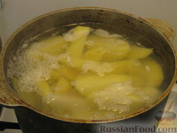 Зразы картофельные с семгой: Как приготовить картофельные зразы с семгой:    Картофель очистить, вымыть, нарезать, залить водой. Довести до кипения, посолить и варить до готовности (20-25 минут).