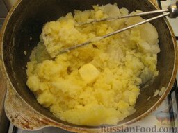 Зразы картофельные с семгой: С горячего картофеля слить воду. Добавить сливочное масло и сразу же, пока картофель не остыл, тщательно размять его. Остудить примерно до 40-50 градусов.  (Размятую картошку можно использовать сразу или на следующий день.)