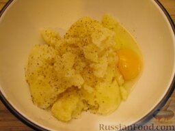 Зразы картофельные с семгой: Добавить яйца и черный молотый перец. Перемешать.