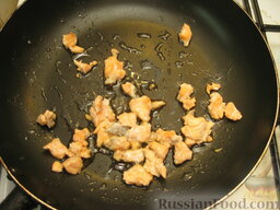 Зразы картофельные с семгой: На сковороде разогреть оливковое масло. Жарить кусочки филе на среднем огне, помешивая, до готовности (примерно 10 минут).