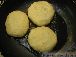 Зразы картофельные с семгой: На сковороде разогреть растительное масло. Выложить зразы и жарить их сперва с одной стороны на среднем огне до румяной корочки (у меня ушло 4 минуты).
