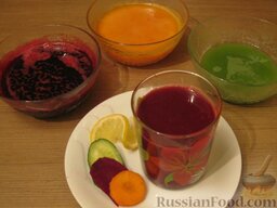 Овощной сок "Чистое здоровье": Смешать соки, взяв одну часть свекольного сока, одну часть огуречного сока и две части морковного сока. Добавить в овощной сок лимонный сок.    Сок 