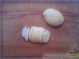 Картофельный салат с колбасой и огурцами: Картофель очистить и нарезать кружочками или дольками, в зависимости от размеров.