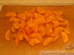 Чорба из петуха: Как приготовить чорбу:    Морковь очистить, вымыть и нарезать полукруглыми ломтиками толщиной 0,4-0,5 см