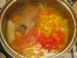 Чорба из петуха: Добавить в суп перетертый помидор, сладкий перец и молотый красный перец. Закрыть крышкой и варить чорбу еще 5 минут.